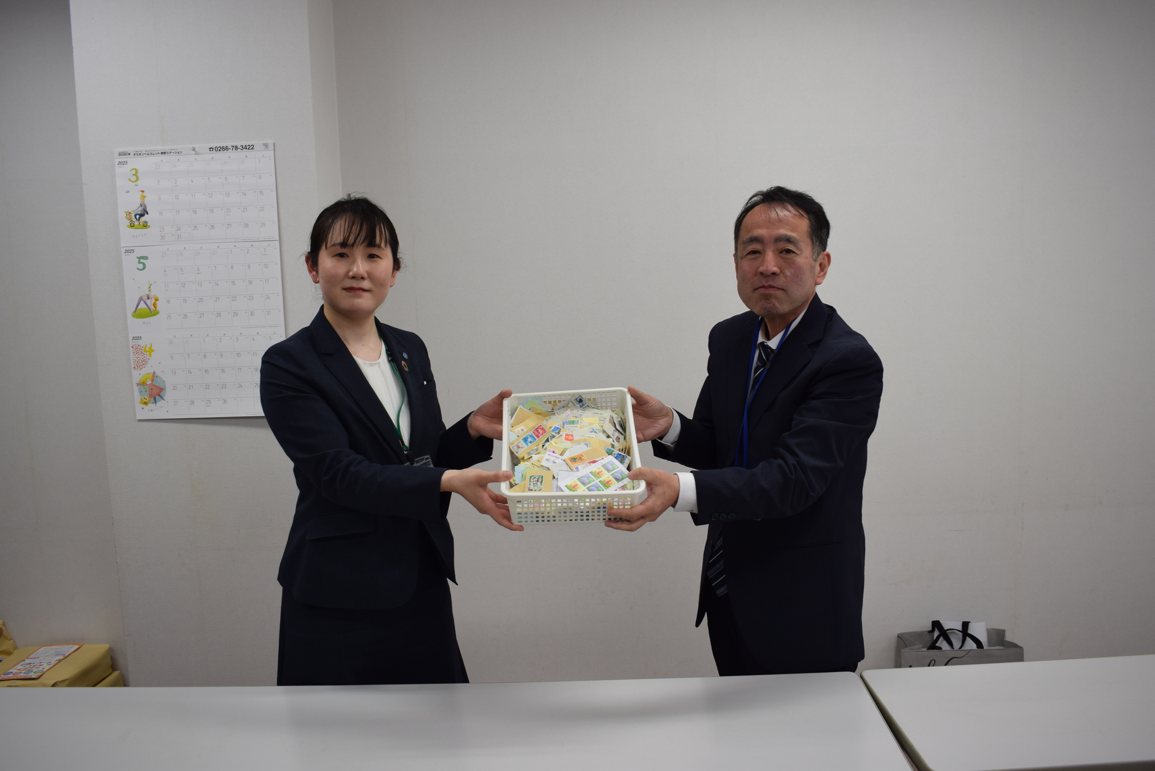 使用済切手を社会福祉協議会へ渡す様子