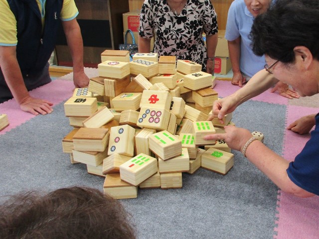 たわしサイズの牌が積み上がっている様子 たわしサイズの牌が積み上がっている様子