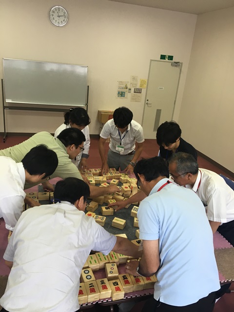 諏訪地区社協職員が立ち上がりながらゲームを楽しむ 諏訪地区社協職員が立ち上がりながらゲームを楽しむ