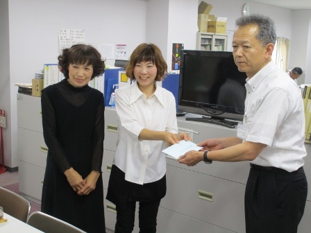 募金を手渡す様子 募金を手渡す様子