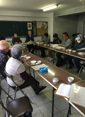 机をし四角に並べて会議をする様子