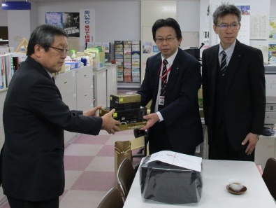 中田会長がカメラを受け取るところ 中田会長がカメラを受け取るところ