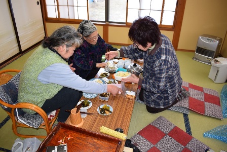 おつまみを持ち寄りお茶を飲む