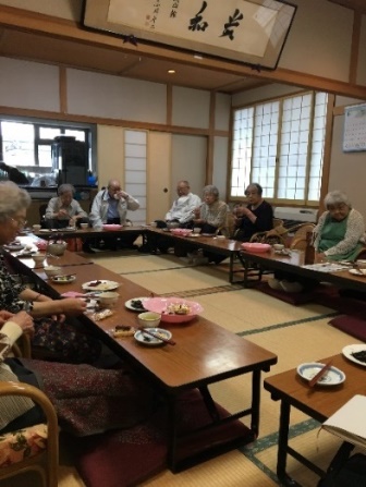 お茶を飲みながら会話が盛り上がる