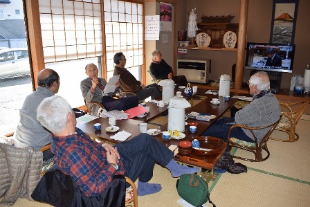 男性が思い思いに団らんしている様子